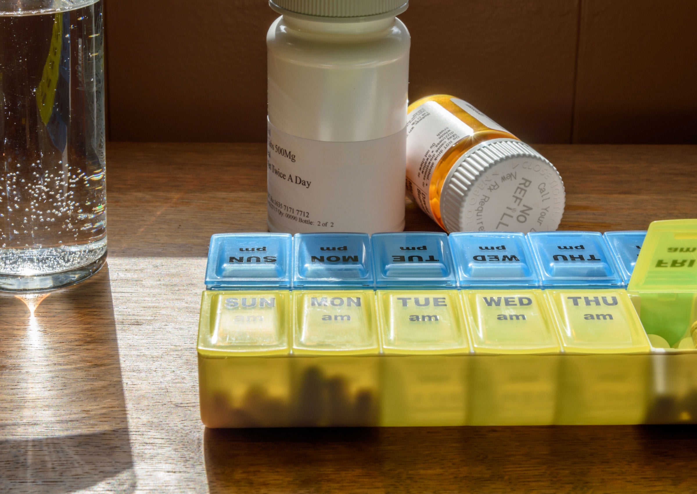 using weekly pill containers help patients to adhere to medication schedules